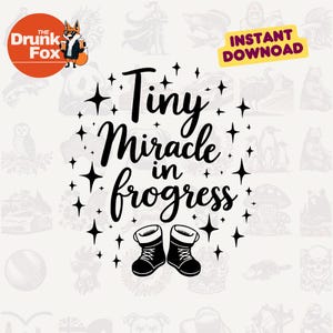 Pequeño milagro en progreso SVG: Anuncio de bebé SVG llamativo con botitas y brillos