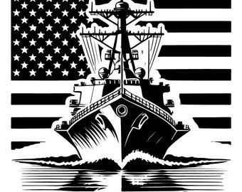 Op de afbeelding: Een zwart-witte illustratie van een Amerikaanse torpedobootjager van de Amerikaanse marine die over het water vaart voor een Amerikaanse vlag.