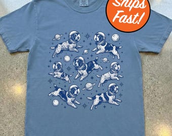 T-shirt cocker anglais, t-shirt pour chien astronaute, graphisme sur le thème de l'espace, chiens flottants avec casques, couleurs confortables, cocker