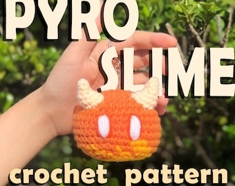 Pode incluir: Padrão de crochê para um Slime Pyro, um personagem do Minecraft. O slime é laranja e amarelo com olhos e chifres brancos. O padrão está disponível no Etsy na loja @kyras.kreations.