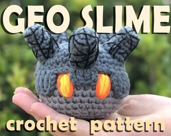 Pode incluir: Padrão de crochê para um Geo Slime cinza com olhos laranja. O padrão é chamado "GEO SLIME crochet pattern".