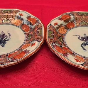 Vintage Japanese Imari Pattern Lobed Porcelain Plate Set of 2
