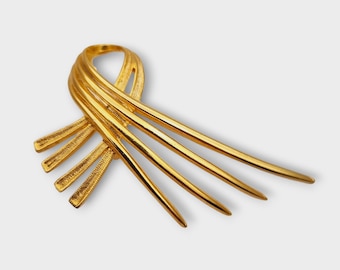 Vintage golden brooch from the 80s, striking jewelry from the brand 1205, costume jewelry, quality French jewelry. Vintage Culture.