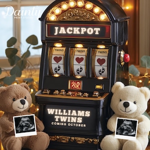 Può includere: Una slot machine nera e dorata con tre rulli rotanti che recano la scritta "TWINS" e hanno un cuore e delle impronte di piedi. La macchina ha un cartello con la scritta "JACKPOT" e "WILLIAMS TWINS COMING OCTOBER". Due orsacchiotti tengono in mano immagini di ecografie.