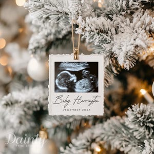 Digitale kerstzwangerschapsaankondiging verwacht in december Bewerkbare sjabloon voor babyonthulling genderneutraal I'll Be Home for Christmas Baby Reveal