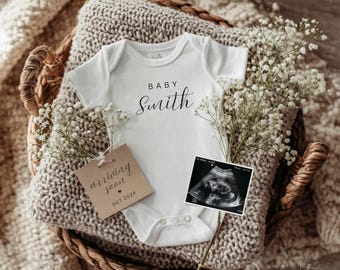 Anuncio de embarazo minimalista estilo bohemio: Revelación de género neutro en redes sociales (Plantilla digital de Canva para descargar, 1900x1900px)