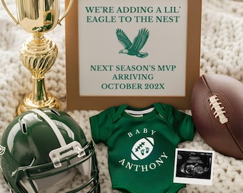 Pode incluir: Um capacete de futebol verde e branco, um macacão de bebê verde com o texto "BABY ANTHONY" e um gráfico de futebol, uma placa emoldurada que diz "WE'RE ADDING A LIL' EAGLE TO THE NEST NEXT SEASON'S MVP ARRIVING OCTOBER 202X", um troféu dourado e uma bola de futebol marrom.
