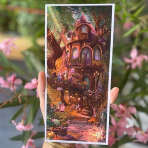 Op de afbeelding: Een kleurrijke prent van een grillige boomhutscène. Het kunstwerk toont een meerlaagse structuur gebouwd in een grote boom, met figuren verzameld op balkons en in het omliggende landschap. Warme verlichting en een fantasiethema creëren een uitnodigende sfeer.