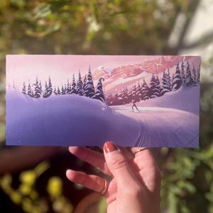 Peut inclure: Une impression rectangulaire représentant un paysage hivernal avec un skieur. L'œuvre d'art représente des arbres enneigés, des montagnes et un skieur sur une piste damée. La palette de couleurs comprend des nuances de violet, de rose et de blanc, créant une scène hivernale sereine.