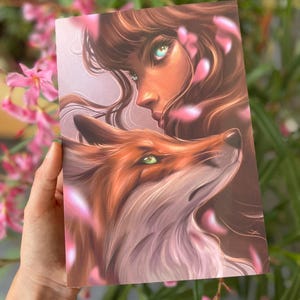 Carte Postale A5 BRILLANTE fille Renard  êtes cute animal fox illustration dessin art print fleurs pétales roses Sakura Ilios nature fantasy