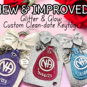 Llavero personalizado con fecha limpia de NA: brilla en la oscuridad y amuleto gratis.
