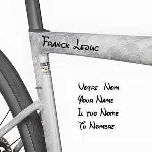 Sticker Personnalisé Découpé Sans Fond - Autocollant Vélo, Moto & Casque Ski Prénom en Écriture avec effet Cartoon - Cadeau Unique