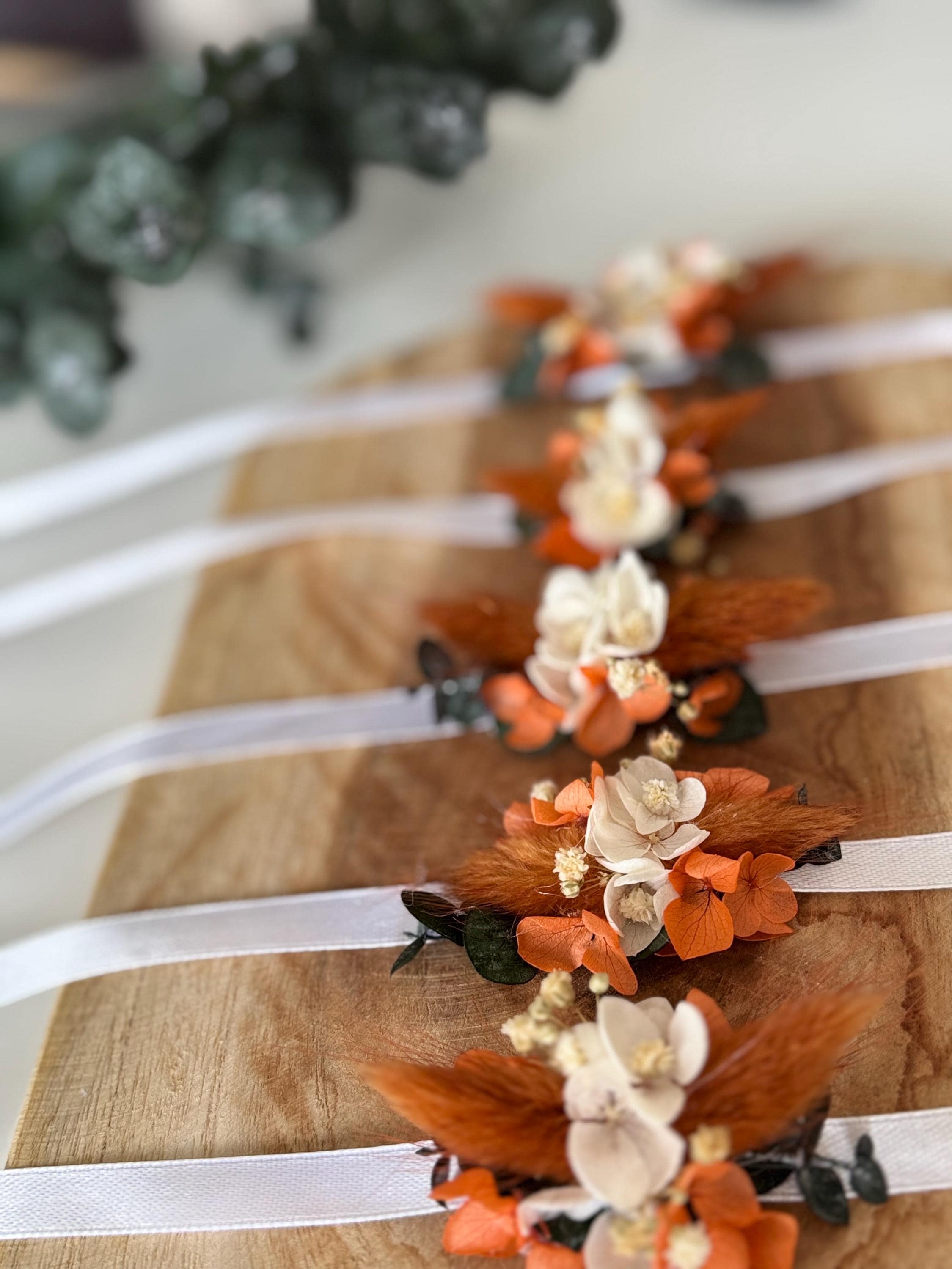 Bracelet en fleurs séchées terracotta élégant pour mariage bohème