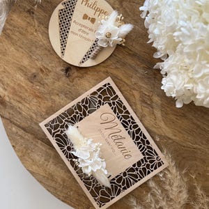 Demande témoin carte bois  homme ou femme – Pancarte personnalisée + bracelet ou boutonnière en fleurs stabilisées  – Cadeau bohème mariage