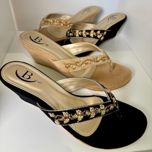 Sandalias de cuña con tira en el dedo del pie y diamantes hechas a mano, en nobuk beige y negro, estilo fiesta imagen 1