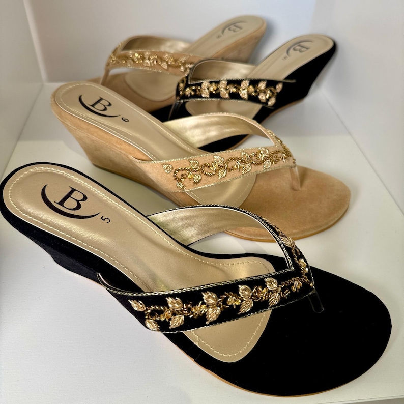 Sandalias de cuña con tira en el dedo del pie y diamantes hechas a mano, en nobuk beige y negro, estilo fiesta imagen 1