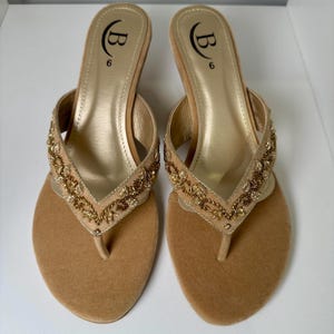 Sandalias de cuña con tira en el dedo del pie y diamantes hechas a mano, en nobuk beige y negro, estilo fiesta Beige Nubuck