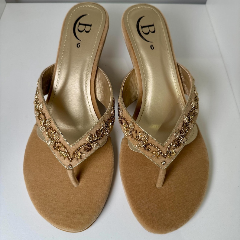 Sandalias de cuña con tira en el dedo del pie y diamantes hechas a mano, en nobuk beige y negro, estilo fiesta Beige Nubuck