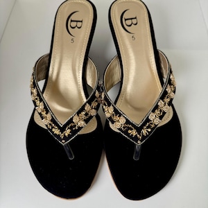 Sandalias de cuña con tira en el dedo del pie y diamantes hechas a mano, en nobuk beige y negro, estilo fiesta Black Nubuck
