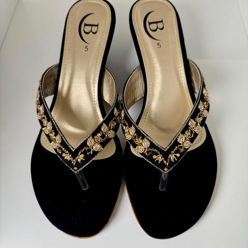 Sandalias de cuña con tira en el dedo del pie y diamantes hechas a mano, en nobuk beige y negro, estilo fiesta Black Nubuck