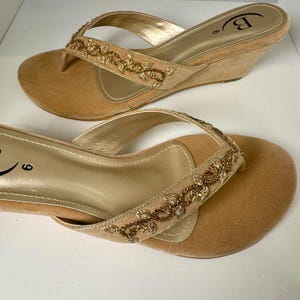 Sandalias de cuña con tira en el dedo del pie y diamantes hechas a mano, en nobuk beige y negro, estilo fiesta imagen 5