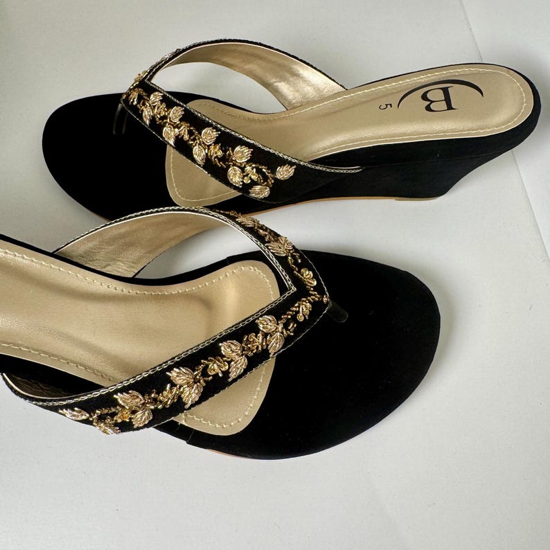 Sandalias de cuña con tira en el dedo del pie y diamantes hechas a mano, en nobuk beige y negro, estilo fiesta imagen 3