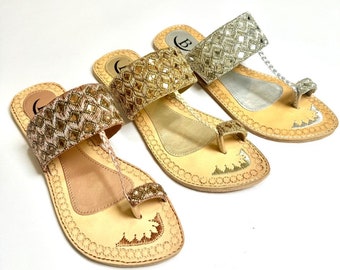 Sandalias de verano para fiesta o boda con tira en la punta, de piel y bordado artesanal de Bisma, Sitara (B22)