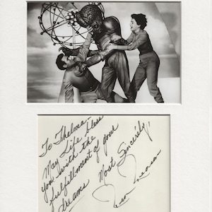 Könnte beinhalten: Schwarzweißfoto eines signierten Autogramms der Schauspielerin,