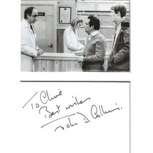 Puede incluir: Fotografía en blanco y negro de una escena de televisión. Cuatro personas en una habitación, dos con batas blancas. Debajo, una firma manuscrita: "To Clive, Best wishes, John D. Collins."