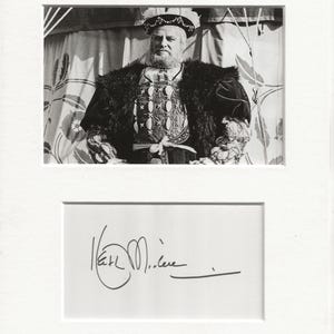 Może przedstawiać: Czarno-białe zdjęcie mężczyzny w futrzanej szacie i koronie, z podpisem pod zdjęciem, który brzmi "Earl Milne".