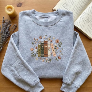 Gesticktes Blumen Sweatshirt, Grauer Lese Hoodie, Niedliches Bibliothekar Rundhalsausschnitt, Bücherwurm Geschenk, Blumen Literatur Shirt