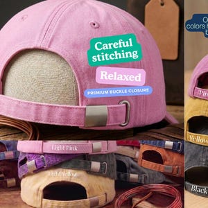 Może przedstawiać: R&oacute;żowa czapka z daszkiem z metalowym zapięciem na klamrę, widocznymi szwami i luźnym krojem. Obraz zawiera napisy: Careful stitching, Relaxed, PREMIUM BUCKLE CLOSURE, Light Pink, Light Yellow, Pink, Yellow oraz Black.
