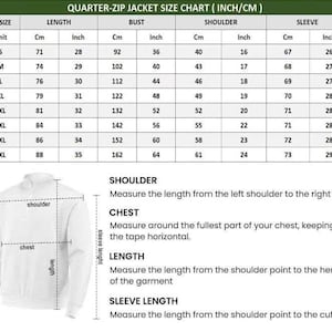 Puede incluir: Tabla de tallas para una chaqueta con cremallera de un cuarto, que muestra medidas en cent&iacute;metros y pulgadas. Las tallas van de la S a la 5XL, con medidas correspondientes para largo, pecho, hombro y manga. Diagramas explican c&oacute;mo medir hombro, pecho, largo y largo de manga.