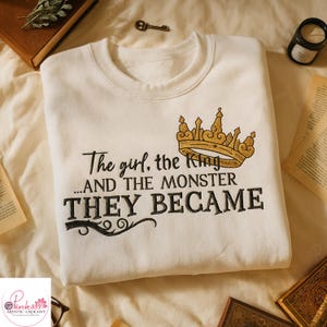 Das Mädchen, der König und das Monster, das sie wurden Besticktes Sweatshirt - Ein dunkles Fenster und zwei verdrehte Kronen Hoodie, Fantasy Bookish Geschenk