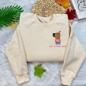 Ich bin nur ein Chill Girl besticktes Sweatshirt, TikTok Meme Sweatshirt, Hundekarikatur Sweatshirt, Chill Girl Meme Geschenk, lustiger Freundin Hoodie