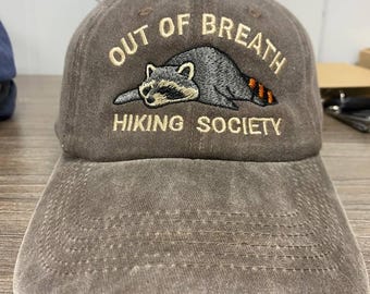 Gorra de papá lavada con bordado de mapache de Out Of Breath Hiking Society, regalo divertido para actividades al aire libre, sombrero de animal cansado