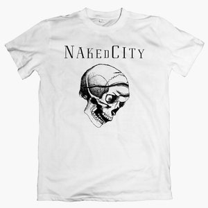 Op de afbeelding: Wit T-shirt met een zwarte schedelprint en de tekst "NAKED CITY" gedrukt op de voorkant.