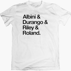 Könnte beinhalten: Weißes T-Shirt mit schwarzem Text, der "Albini & Durango & Riley & Roland." lautet.