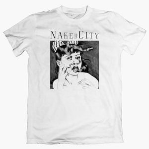 Könnte beinhalten: Weißes T-Shirt mit einer Schwarz-Weiß-Grafik einer Person mit einer Schlange. Der Text "NAKED CITY" befindet sich über der Grafik. Die Grafik zeigt eine Person mit einer Schlange um Kopf und Gesicht.