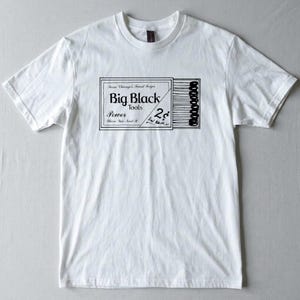 Könnte beinhalten: Weißes T-Shirt mit schwarzem Grafikdesign. Das Design ähnelt einer Streichholzschachtel mit dem Text "Big Black Tools" und "Power Where You Need It". Der Preis ist mit 2 Cent angegeben.