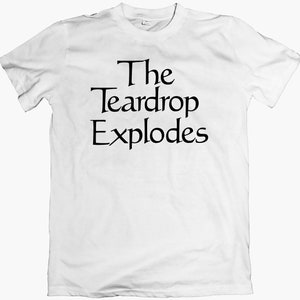 Può includere: Maglietta bianca con testo nero che recita "The Teardrop Explodes".