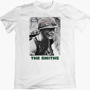 Könnte beinhalten: Ein weißes T-Shirt mit einem Schwarzweißfoto eines Mannes, der einen Militärhelm mit der Aufschrift "Meat is Murder" trägt. Die Worte "The Smiths" sind in Grün unter dem Foto gedruckt.