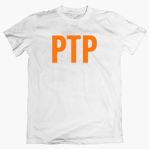 以下が含まれることがあります： オレンジ色の「PTP」の文字が胸にプリントされた白い半袖Tシャツ。 シャツはクルーネックで、柔らかい素材、おそらく綿でできています。 文字は太字で見やすいです。