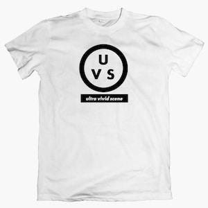 Puede incluir: Camiseta blanca con un círculo negro que contiene las letras "UVS" y el texto "ultra vivid scene" debajo.