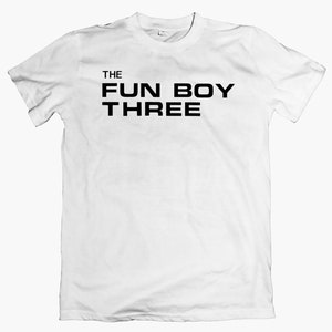 Puede incluir: Camiseta blanca con texto negro que dice "THE FUN BOY THREE"