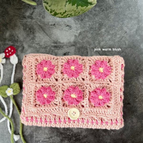 Ensemble 100 % coton, pochette pour livre gonflée, fleur marguerite rose vif avec bouton en bois / marque-page multicolore au crochet hobo fait main pochette douillette