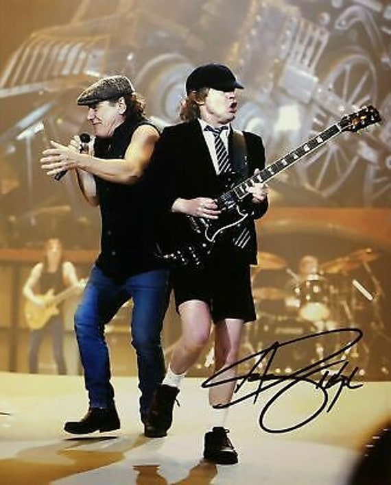 ANGUS YOUNG AUTOGRAPHED 8X10 SIGNED PHOTO AC DC Reprint 