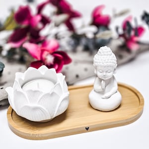 Könnte beinhalten: Ein Set aus drei Keramikbechern mit gesprenkelter, matter Oberfläche. Die Becher sind in den Farbtönen Creme, Hellgrau und Dunkelgrau gehalten. Jeder Becher hat ein schlichtes, minimalistisches Design und einen abgerundeten Henkel.