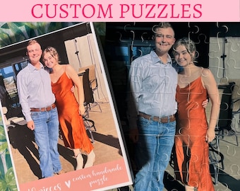 Può includere: Un puzzle personalizzato fatto a mano con una foto di una coppia. Il puzzle è disponibile in 3 dimensioni e ha 40 pezzi. Il testo sul puzzle recita "40 pezzi ♥ puzzle artigianale personalizzato".