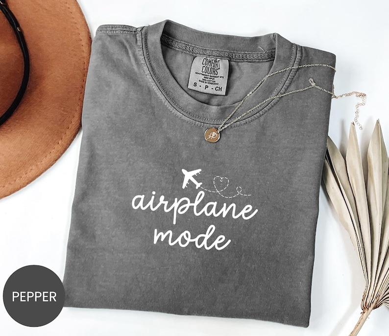 Comfort Colors® Airplane Mode Shirt, Do Not Disturb Sweatshirt, Offline Mood Tee, Unavailable Crewneck, Silent Mode T-Shirt, Introvert Style Bild 1